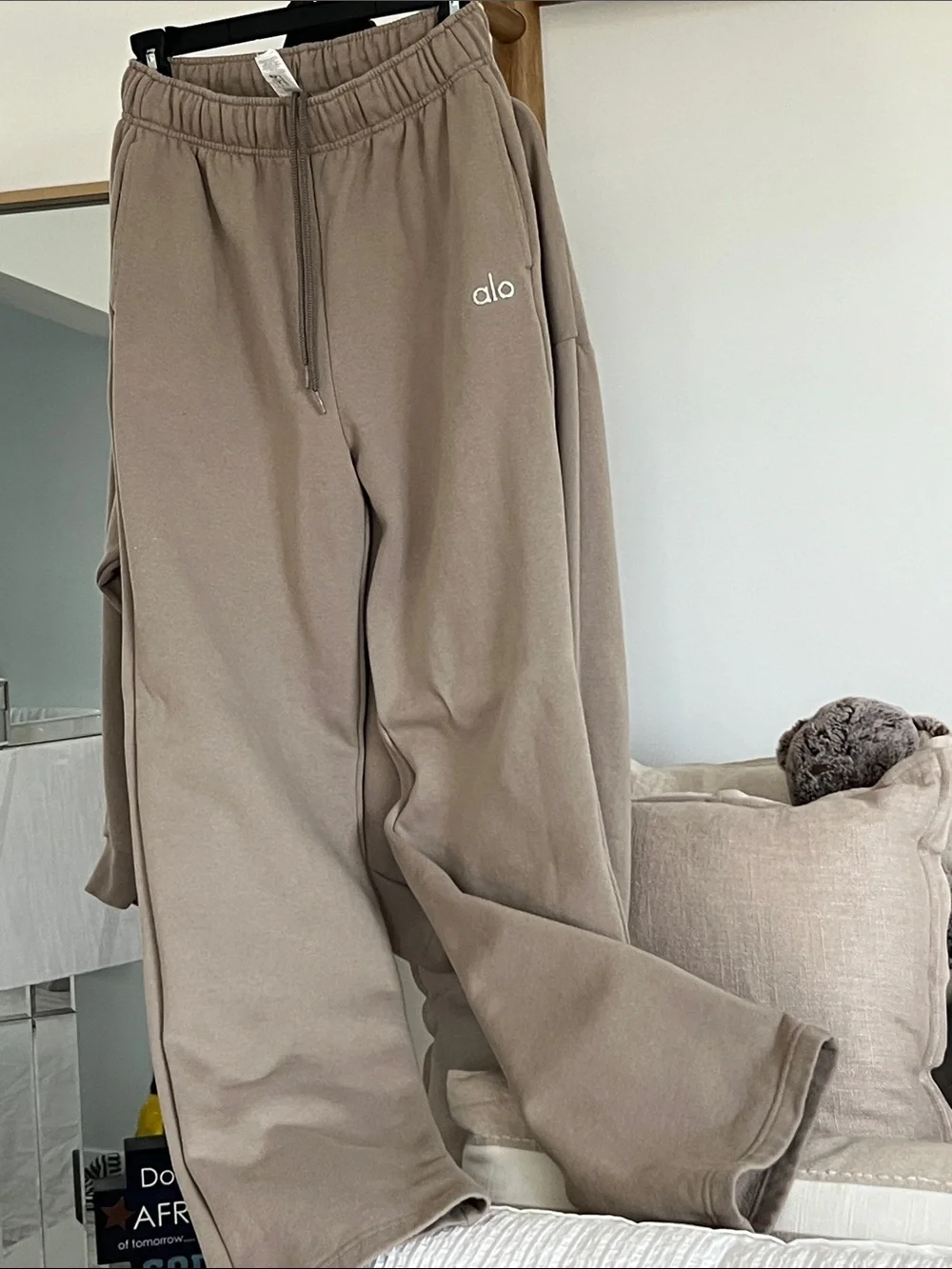 ALO Yoga Women’s Taupe Accolade straight leg Sweatpants - Relaxed Fit - Picture 2 of 8